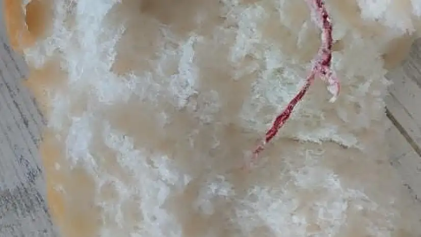 Elazığ'da ekmeğin içinden ip çıktı