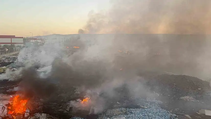 Mega Sanayi Sitesi çöplüğünde yangın