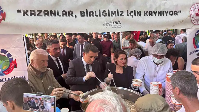 Tunceli'de valilik ve belediyeden aşure ile lokma ikramı