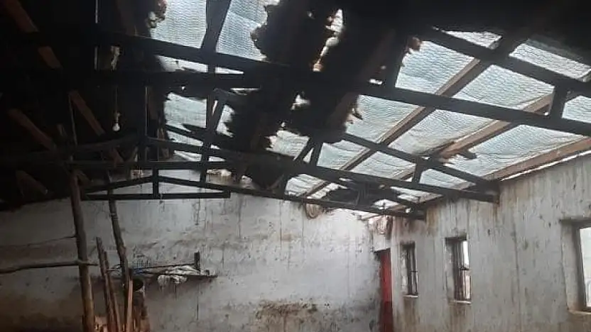 Elazığ'da etkili olan fırtına ahırın çatısını uçurdu