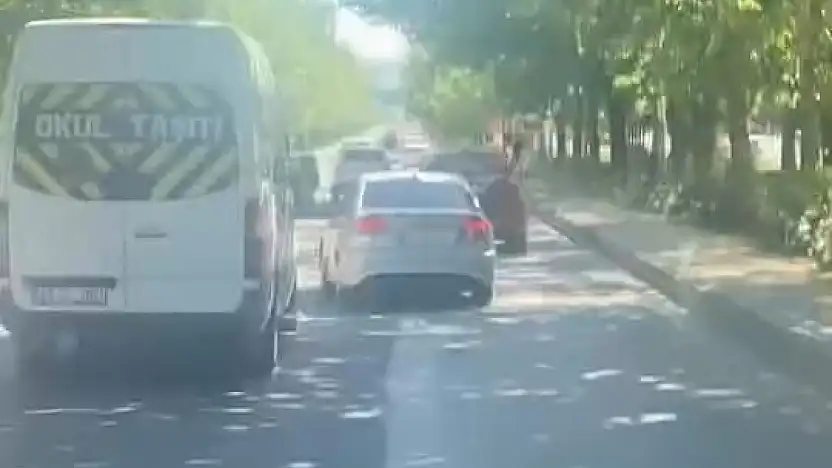 Elazığ'da makas atan sürücü kamerada